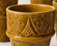 Heritage Cups Mustard – detailfoto Berberse reliëfpatronen okergeel
