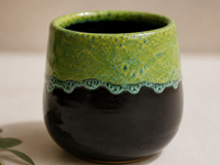 Drip Glaze Cup – detailfoto druipend glazuur lime groen op zwart keramiek