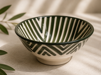 Forest Line Bowl – detailfoto geometrisch lijnenpatroon olijfgroen close-up