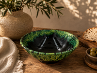 Atlas Moss Bowl lifestyle op houten tafel met olijftakken