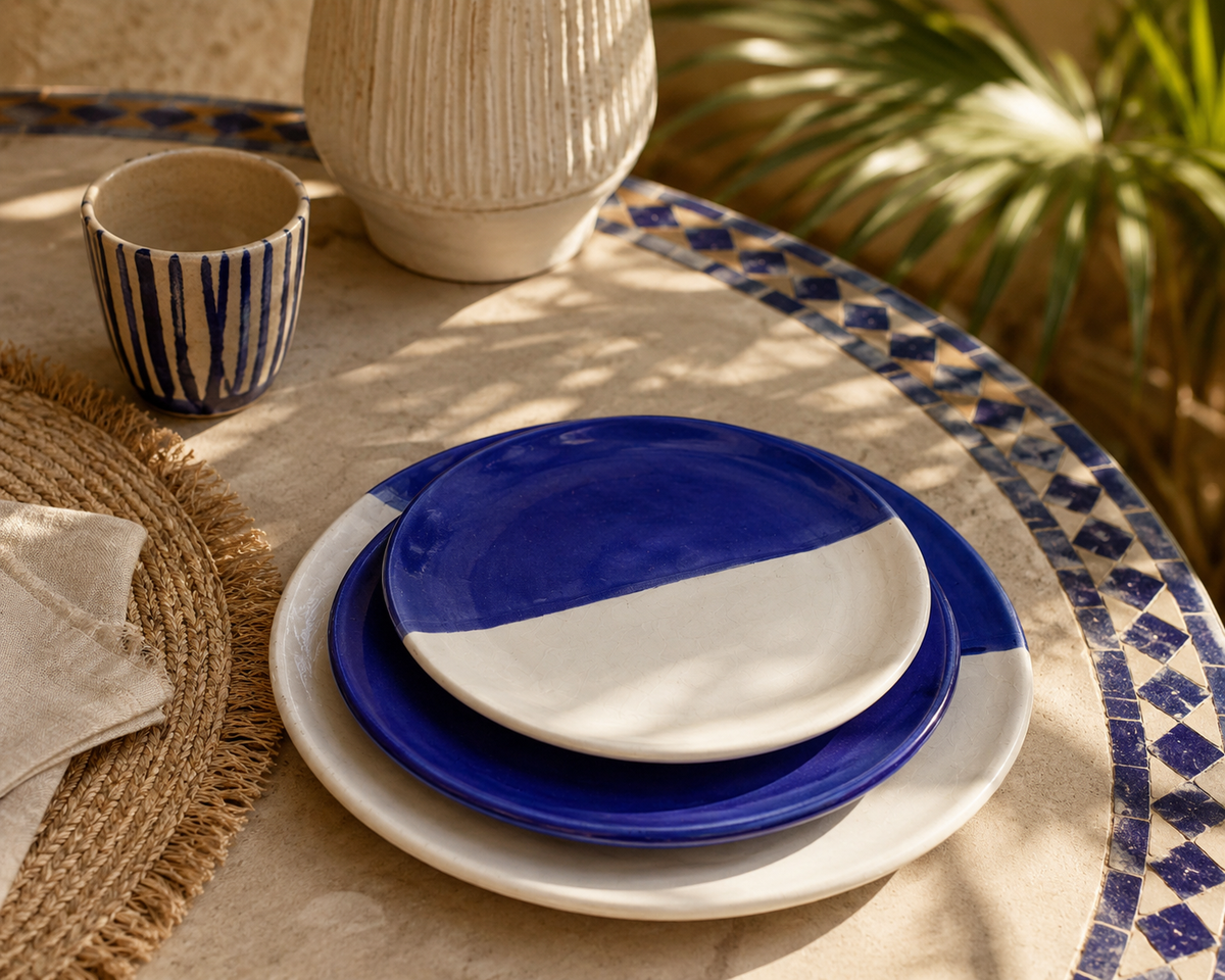 Demi Cobalt Blue borden lifestyle op Marokkaanse tafel met mozaïek