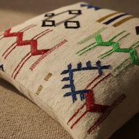 Amazigh Collection — close-up detail van Berbersymbolen op kussenslopen