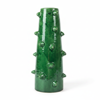 Decoratieve groene keramische vaas op witte achtergrond