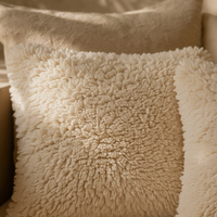 Berber Cushion Set Natural Wool — close-up detail van fluffy wollen textuur