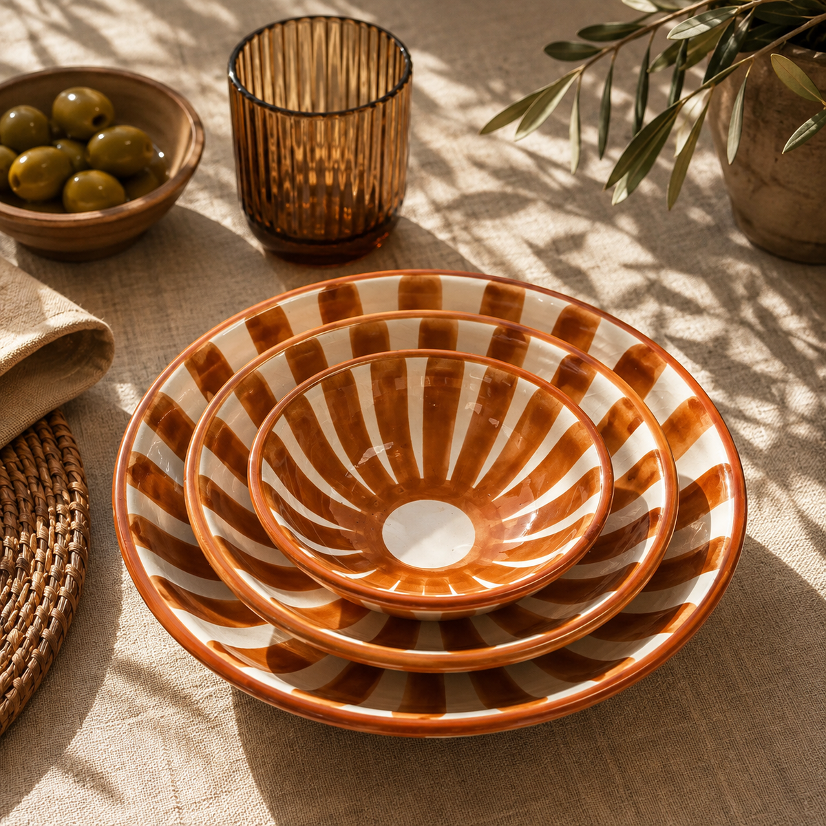 Lifestyle foto van honey brown gestreepte Marokkaanse keramische kommen op een gedekte tafel