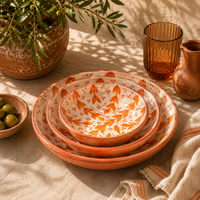 Lifestyle foto van oranje bloemmotief Marokkaanse keramische kommen op een gedekte tafel