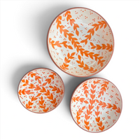 Set van drie oranje bloemmotief handgemaakte keramische kommen, bovenaanzicht