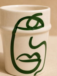 Face Cup White & Green – detailfoto abstract gezichtspatroon handgeschilderd