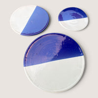 Demi Cobalt Blue set van 3 borden bovenaanzicht op witte achtergrond